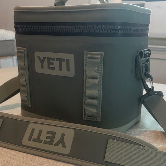 YETI Hopper Flip 8 Olive Green - Picture 1 of 5
